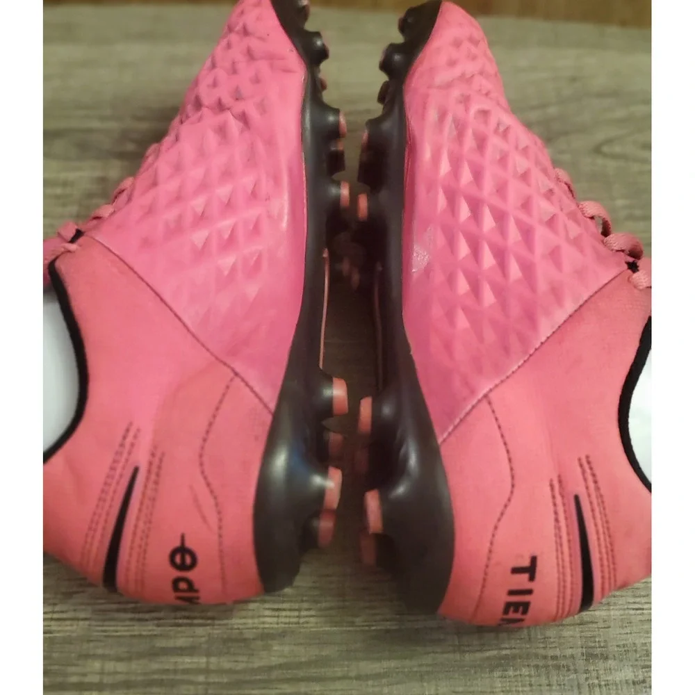 Nike Tiempo Legend 8 Club Soccer Cleats Youth Size 5Y‎ Pink